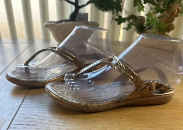 B.O.C Size 6.5 Metallic Gold Thong Casual Sandals With Buckle Closure