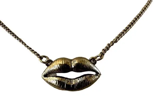 Gold tone lips pendant necklace