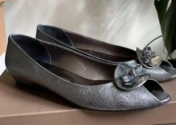 Fellini made in Italy unique metallic silver shiny bow flats Size 10