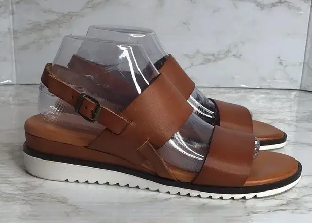 Bertucci ladies leather strap small wedge sandal shoes size 9.5