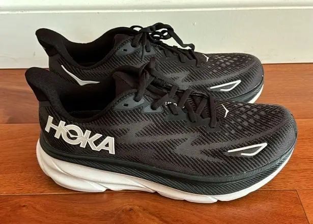 Hoka NWOT  women’s Clifton 9 Sneaker Black/White 10.5 W