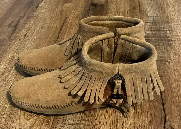 Minnetonka CONCHO FEATHER SIDE ZIP BOOT - Camel - Size 7