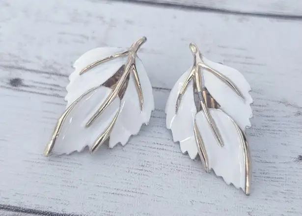 Vintage Clip On Earrings Large White & Gold Tone