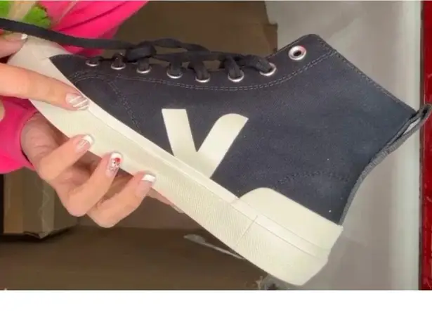 VEJA Wata II Size 9.5 New without Box MSRP $155 SOO