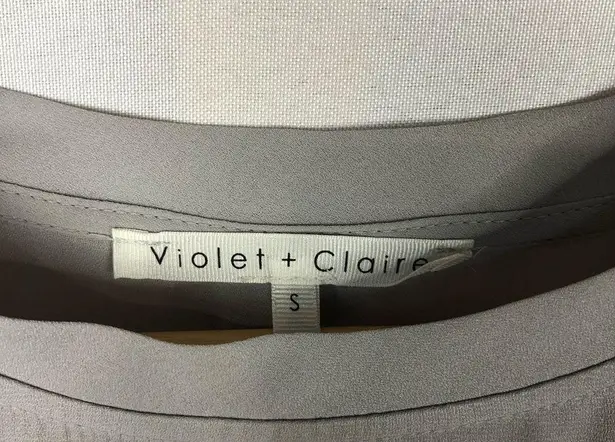 Violet+Claire Light Gray Ruffle Sleeve Short Sleeve Blouse S