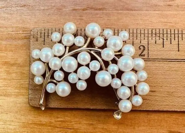 Trifari SIGNED CROWN Vintage Brooch Pin Faux Pearls Gold Tone Leaf