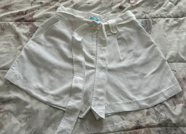 J. McLaughlin NWOT  White Linen Blend Belted High Rise Shorts with Pockets, size 6