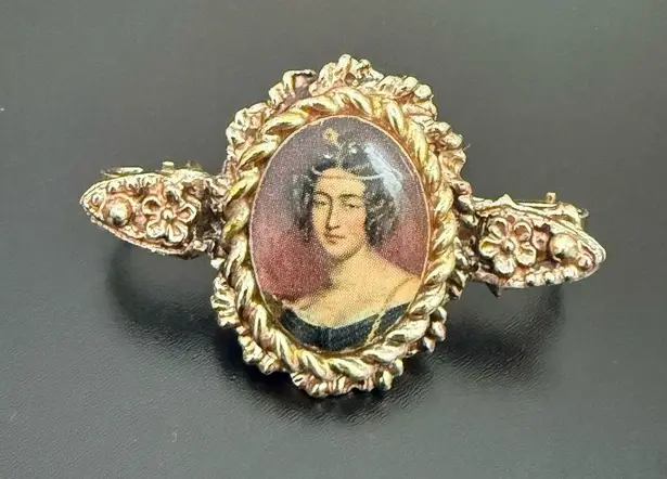 Vintage Unsigned Victorian Lady Portrait Cameo Scarf Clip 9g. Gold
