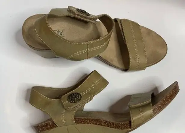 Axxiom Sutton wedge sandals size 10