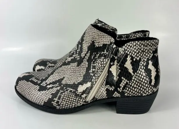 Arizona Jean Company Arizona Jeans Co. White & Black Snakeskin Print Faux Leather Ankle Booties 6.5