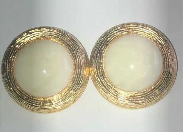 Liz Claiborne  Vintage Gold Tone Round Off White Classic Retro Clip On Earrings