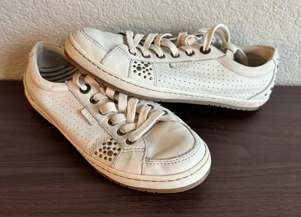 Taos White Leather Perforated Studded Casual Comfort Sneakers Shoes Size 7.5