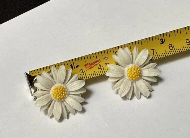 Daisy Vintage Sarah Coventry White Flower Clip On Earrings Signed