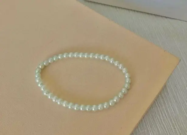 Small Stretchy Pearl Bracelet Vintage “Byrdie” Classic Elegant Simple White