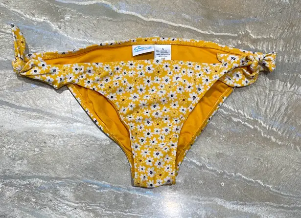 California Waves Yellow Floral Swim Set 2 pieces Top size XS / Panty size Small (Please see the pics)
