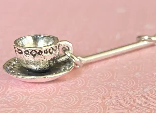 Handmade Kawaii ribbon & tea cup dangle earrings 💚 2WAY & original :)