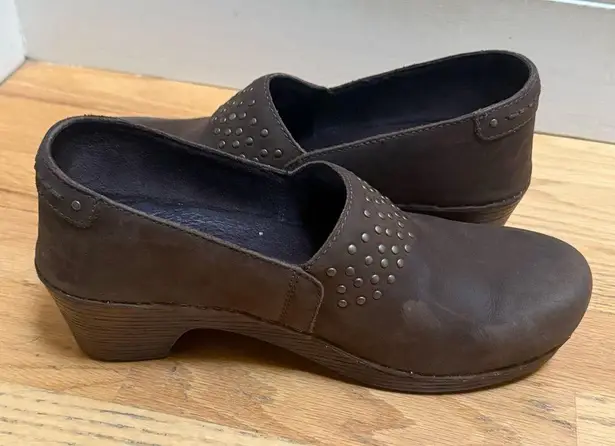 Dansko Mavis Brown Nubuck Leather Studded Slip On Clogs Shoes Size 39 US 9
