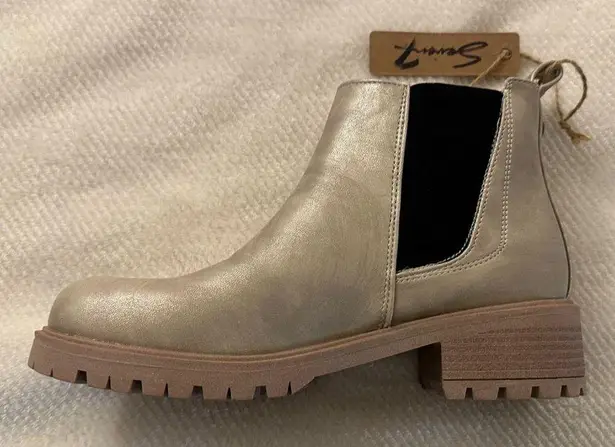 Seven7 NWT Billie Chelsea Boot Gold Women’s Sz 9