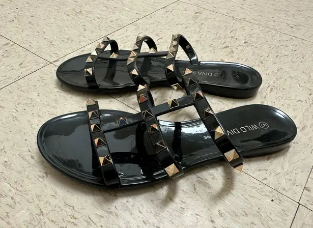 Wild Diva Size 5 Sandals