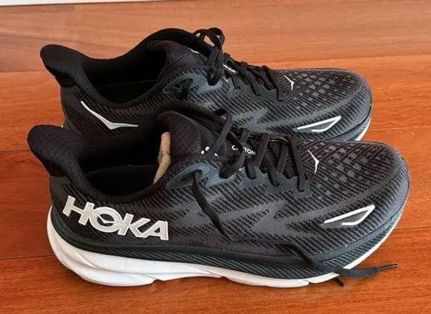 Hoka NWOT  women’s Clifton 9 Sneaker Black/White 10.5 W