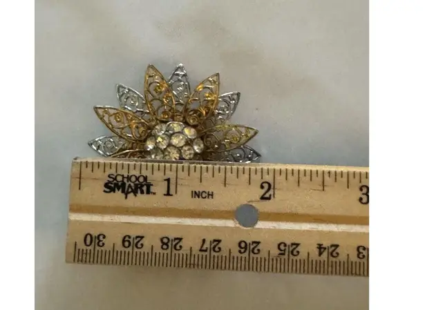CLASSIC PIN BROOCH FLOWER PETAL LEAVES RHINESTONES ROUND GOLD/SILVER TONE Gold