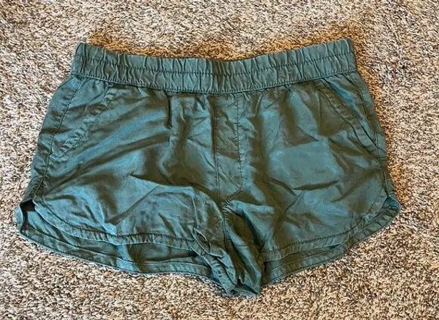 American Eagle  army green pull on shorts