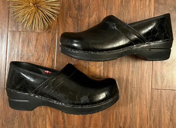 Sanita Womens Patent Leather Crocodile Textured Black Professional Clog Shoe 9.5