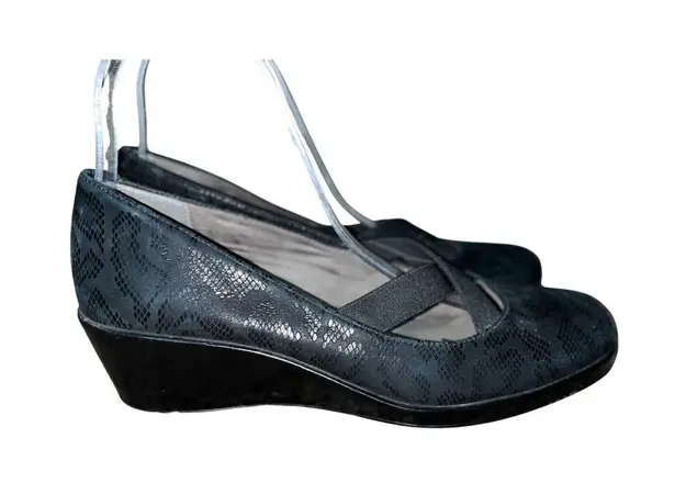 Michelle D Shoes Womens 8 Used Black Snake Skin Texture Wedge