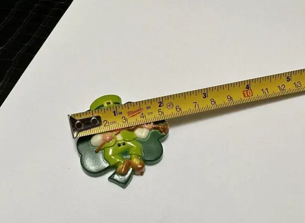 Signed Russ St Patrick Irish Leprechaun Fiddler Shamrock Holiday Brooch Pin Green