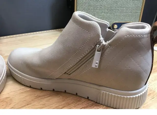 Ryka Vera 2 Women's 8.5 White Suede Side Zipper Round Toe Ankle Chukka Boots