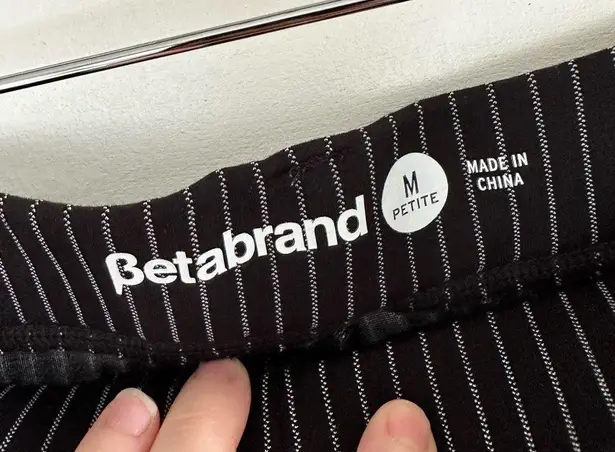 Betabrand Women’s Black Striped Medium Short Pants
