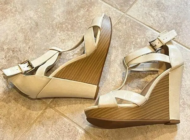 Elle Ivory Brie platform t strap wedge sandals size 9