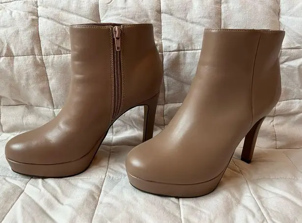 BCBGeneration  Taupe Platform Ankle Bootie Jeanne Platform Bootie - US 6.5