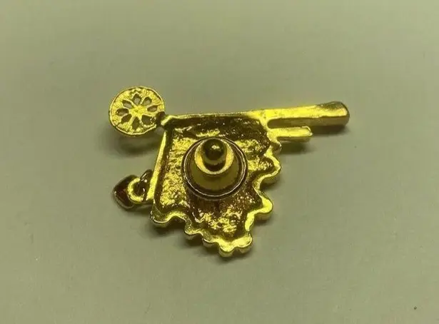 Gold Tone Heart Cart Rickshaw Pin Marked Avon Valentine’s Day