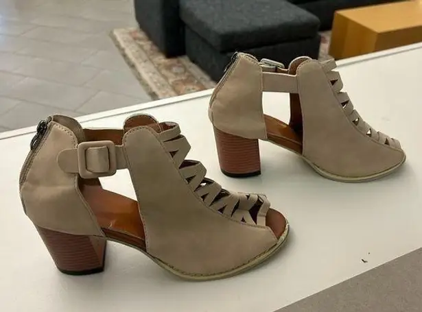 Chic Beige Strappy Heeled Sandals size 42 or 10