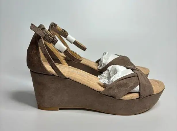 Dirty Laundry DL Devin Platform Wedge Sandal in Dusty Taupe