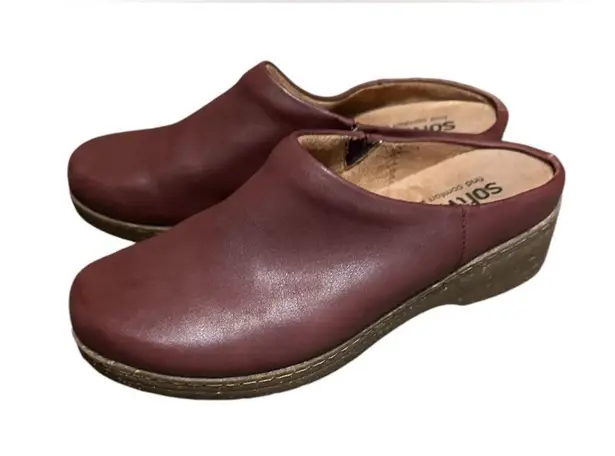 Softwalk Arvada classic mule on a chunky rubber sole size 8M preowned.