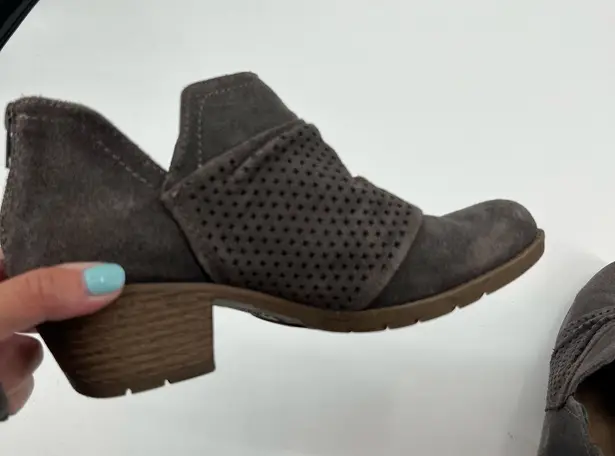 Earth Origins gray Suede Booties Perforated Ruching brandished toe back zip sz 7
