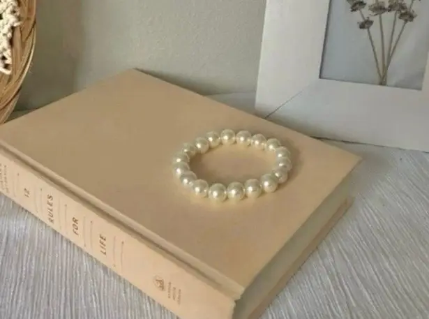 Pearl Large Bauble Bracelet Vintage “Mairead” Elegant Classic Minimal Pearlcore White