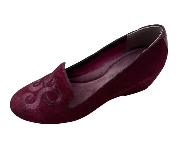 Hush Puppies Size 7.5 Burgundy Suede Slip-On Shoes Embroidered Detail