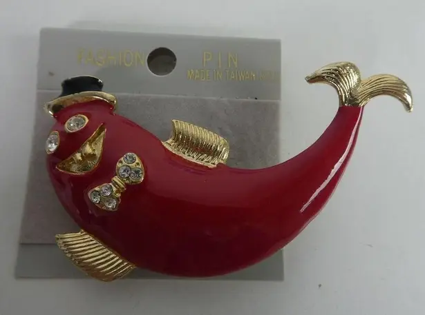 Red Fish Silly Novelty Front Teeth Gold Tone Hat Bowtie Brooch Pin Vintage NEW Red