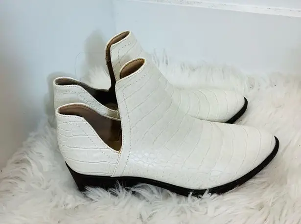 VOLATILE Women's Bootie Fashion Boot size 7.5 white
