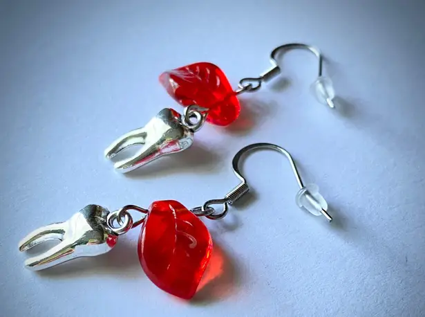 Handmade goth funky grunge style Czech glass leaf beads & teeth charms dangle earrings❤️🦷