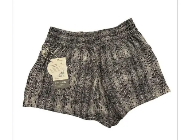 Vuori Women’s Dash Shorts Color Dune Snake Size XS New w/tag $58