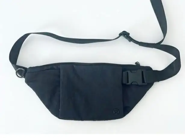 Lululemon  waist bag in black