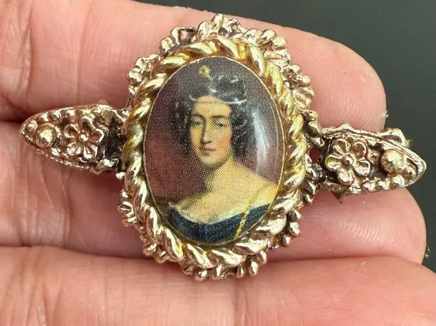 Vintage Unsigned Victorian Lady Portrait Cameo Scarf Clip 9g. Gold