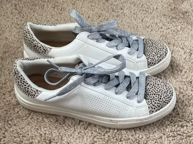 Universal Threads Universal thread star sneaker with leopard print and silver laces - Image 1