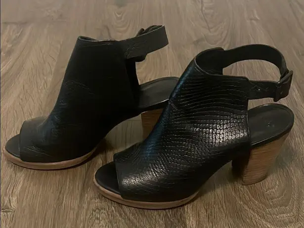 UGG Women’s  Black Textured Peep Toe 3.5 Inch Heeled Sandals, Size 7 thumbnail 1