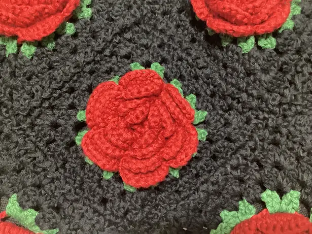 Crochet Rose Tote Bag โ Black & Red Handmade Boho Floral 70s-Inspired Purse