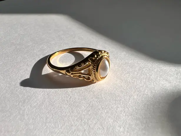 Size 8 Victorian pearl gold ring size 8 with engraving details